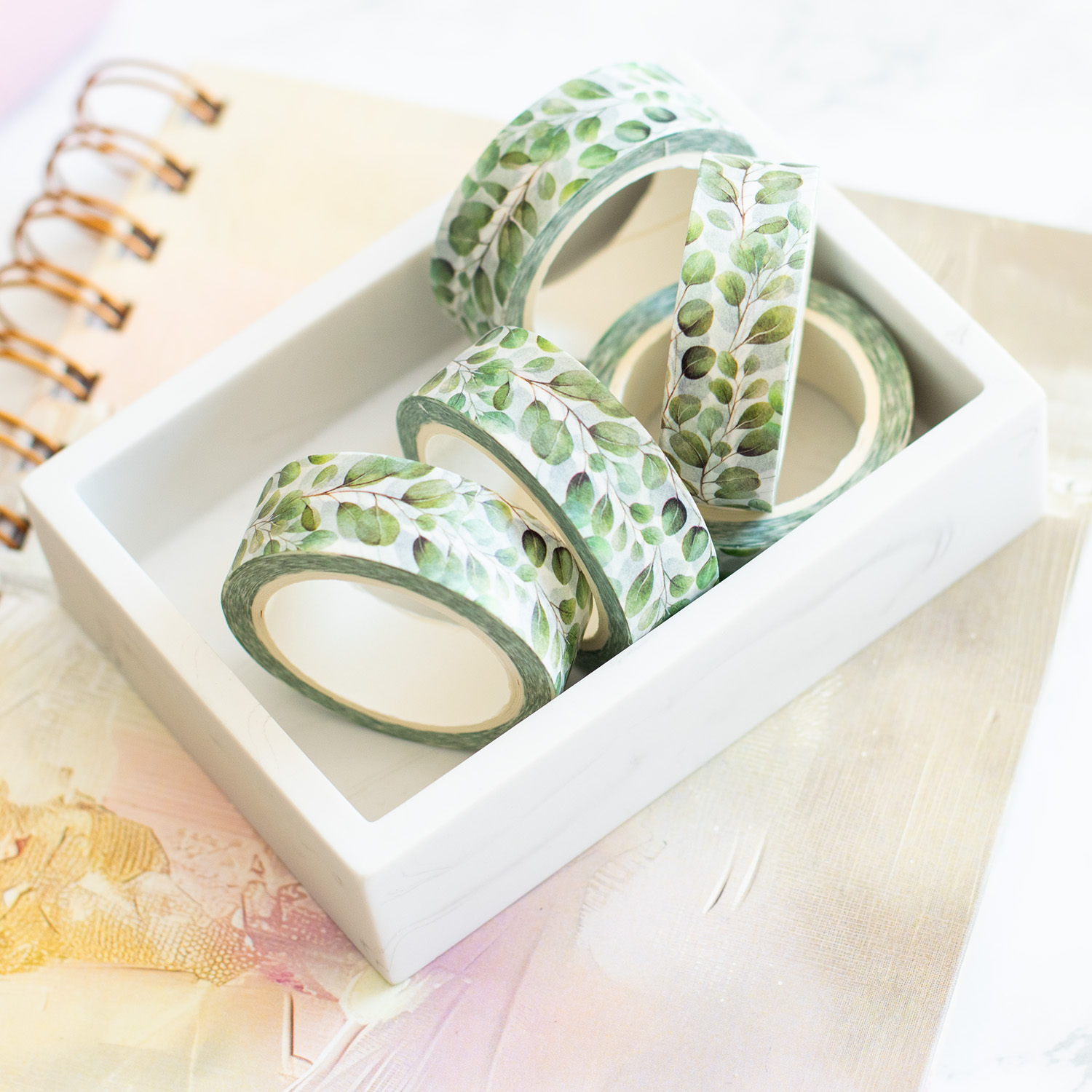 Washi páska Eucalyptus v elegantnom obľúbenom motíve lístkov.