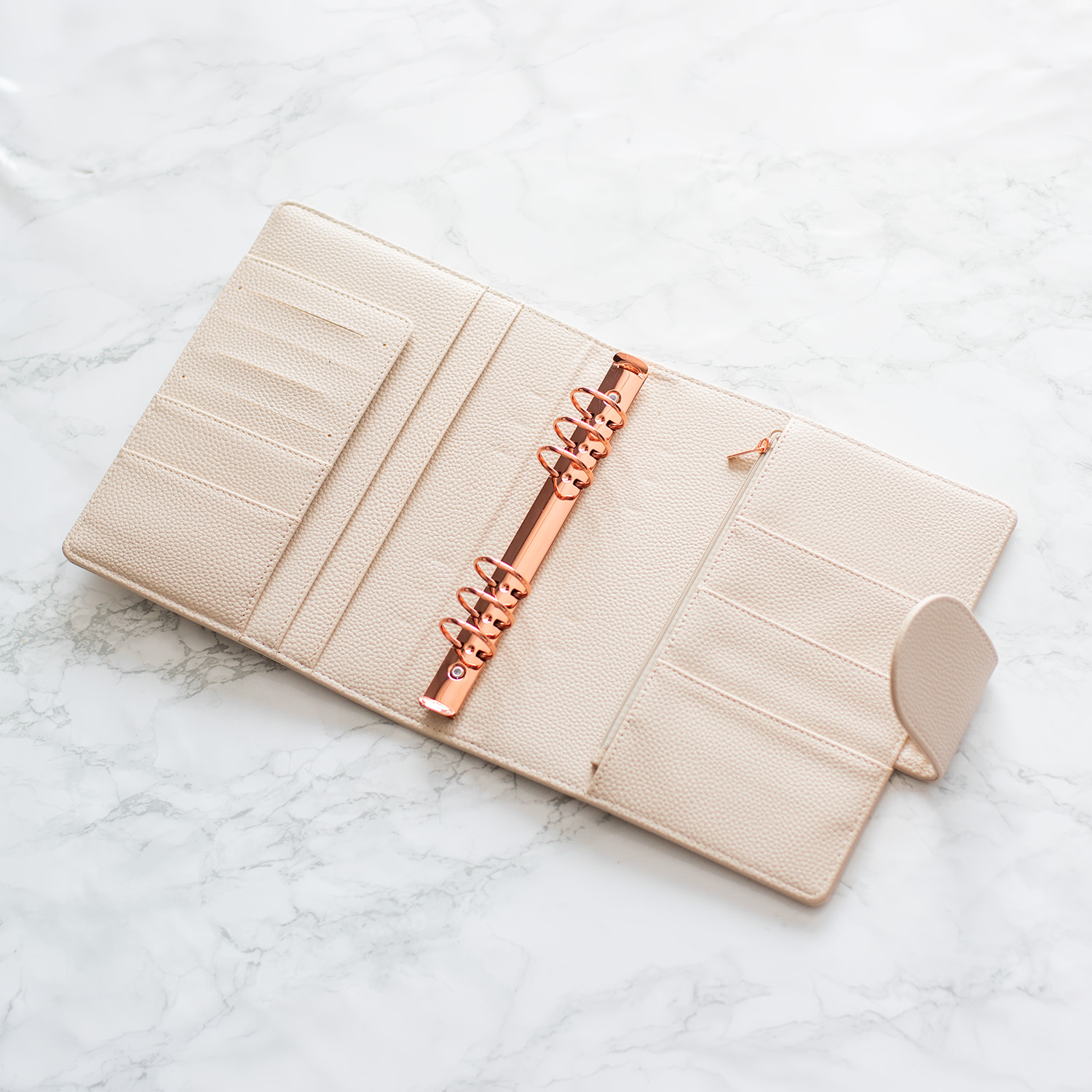 karisblok v krémovej farbe s rosegold detailami karisblok v krémovej farbe s rosegold detailami