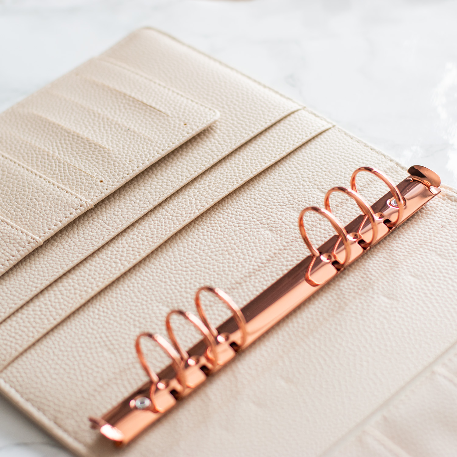 karisblok v krémovej farbe s rosegold detailami karisblok v krémovej farbe s rosegold detailami