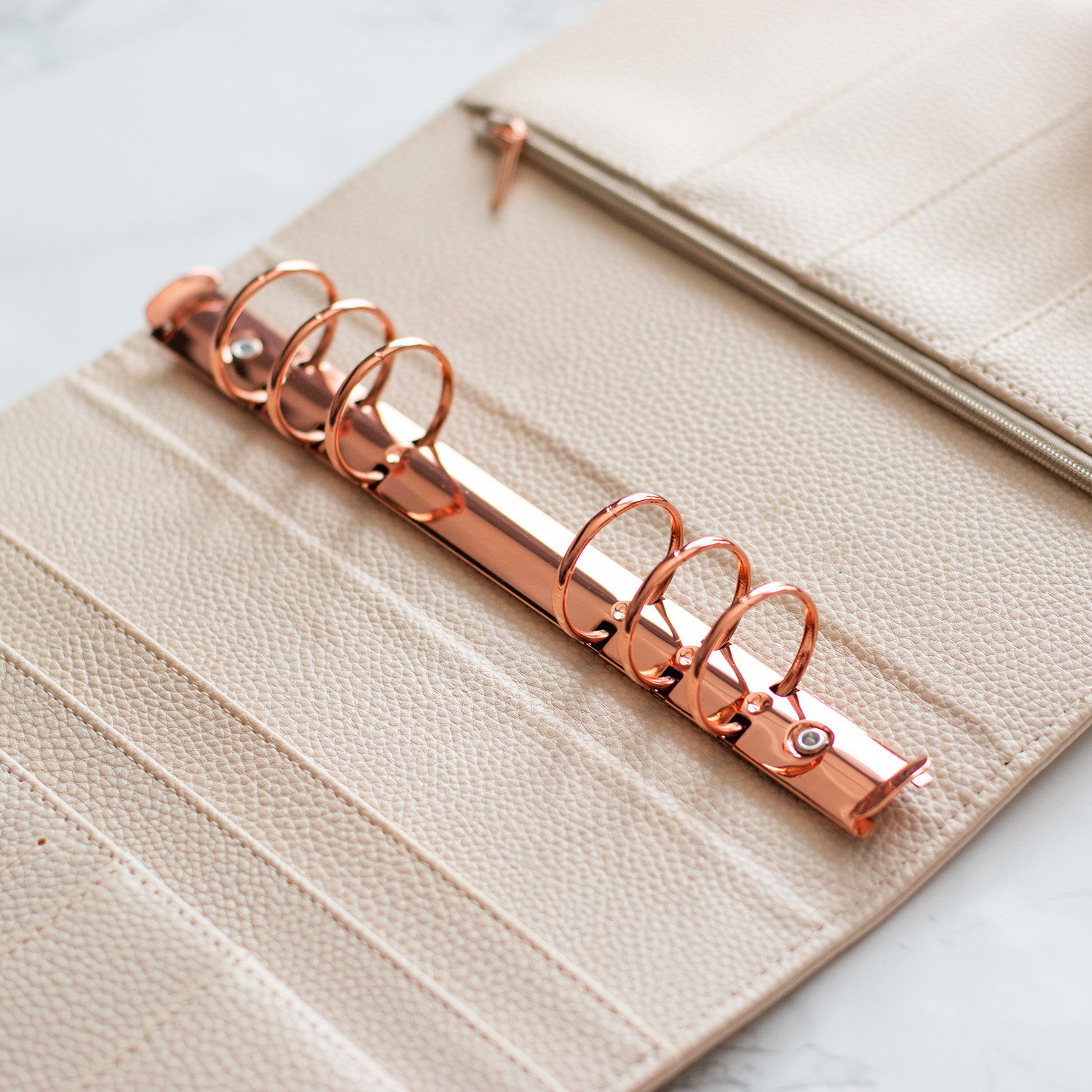 zakladač v krémovej farbe s rosegold detailami zakladač v krémovej farbe s rosegold detailami