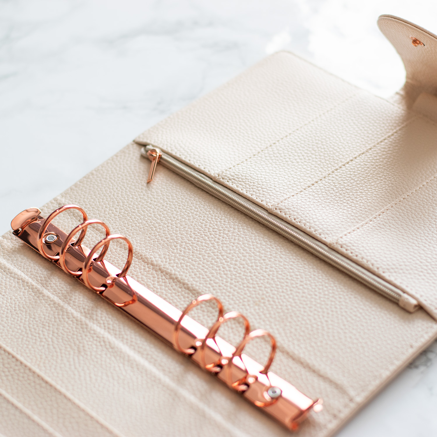 zakladač v krémovej farbe s rosegold detailami zakladač v krémovej farbe s rosegold detailami