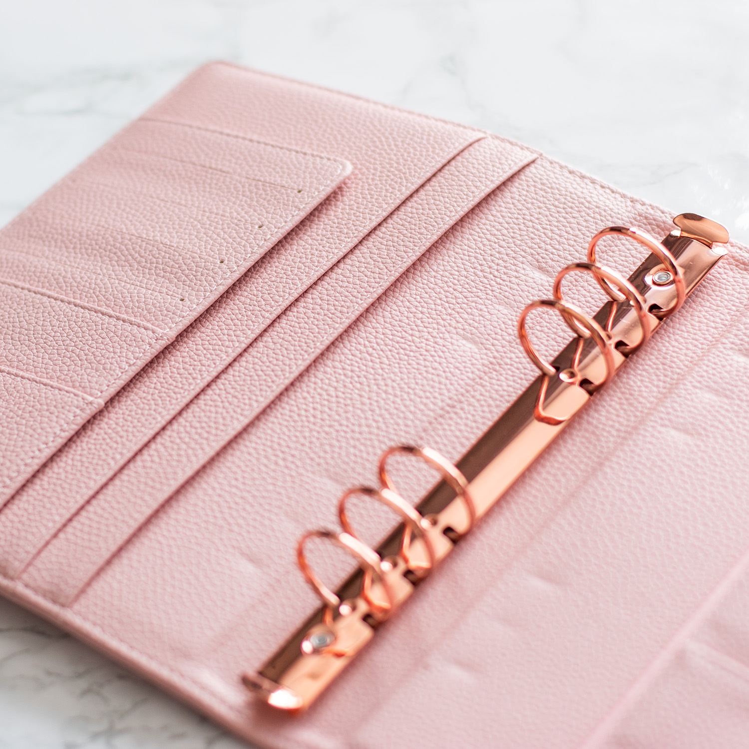 zakladač v ružovej farbe s rosegold detailami zakladač v ružovej farbe s rosegold detailami
