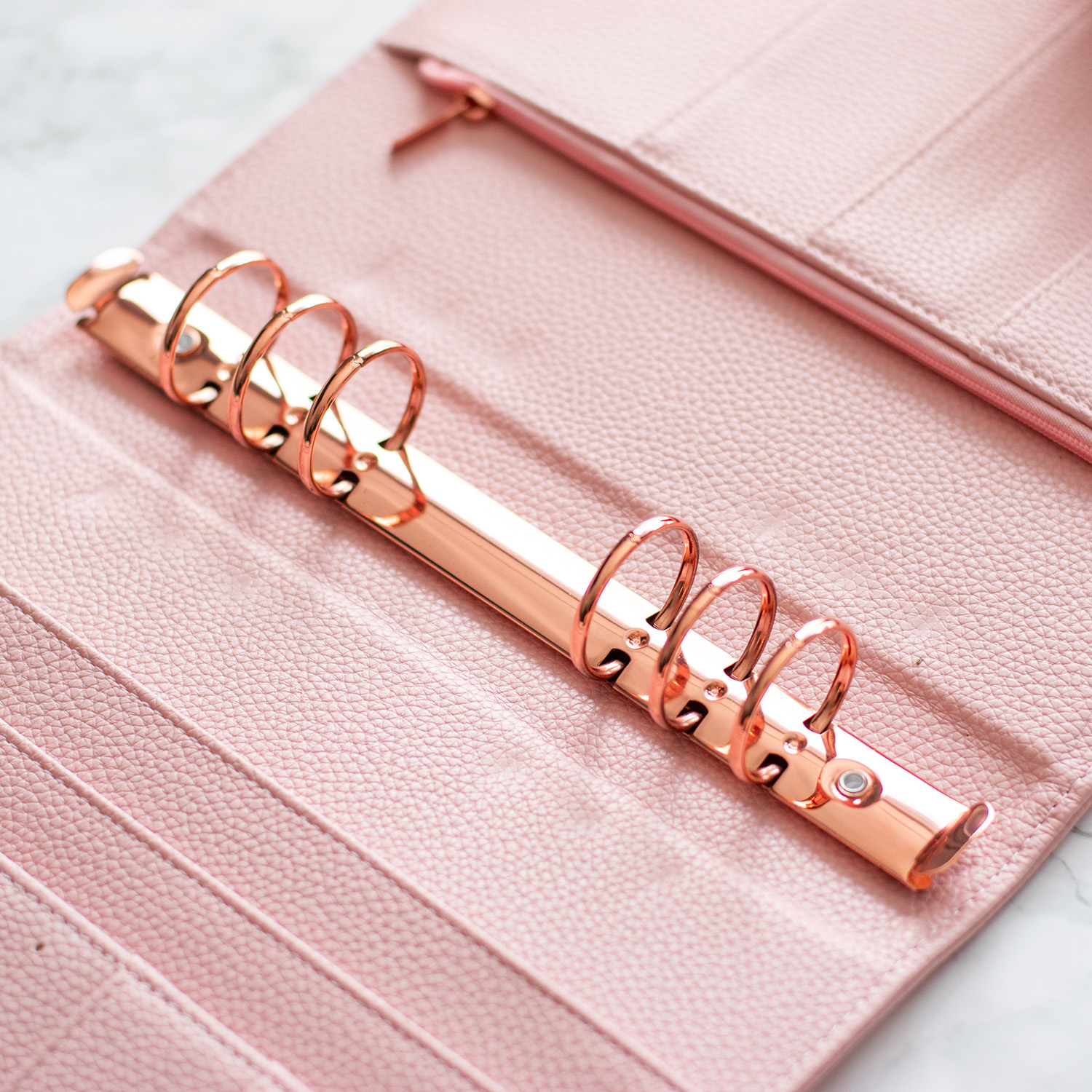 karisblok v ružovej farbe s rosegold detailami karisblok v ružovej farbe s rosegold detailami
