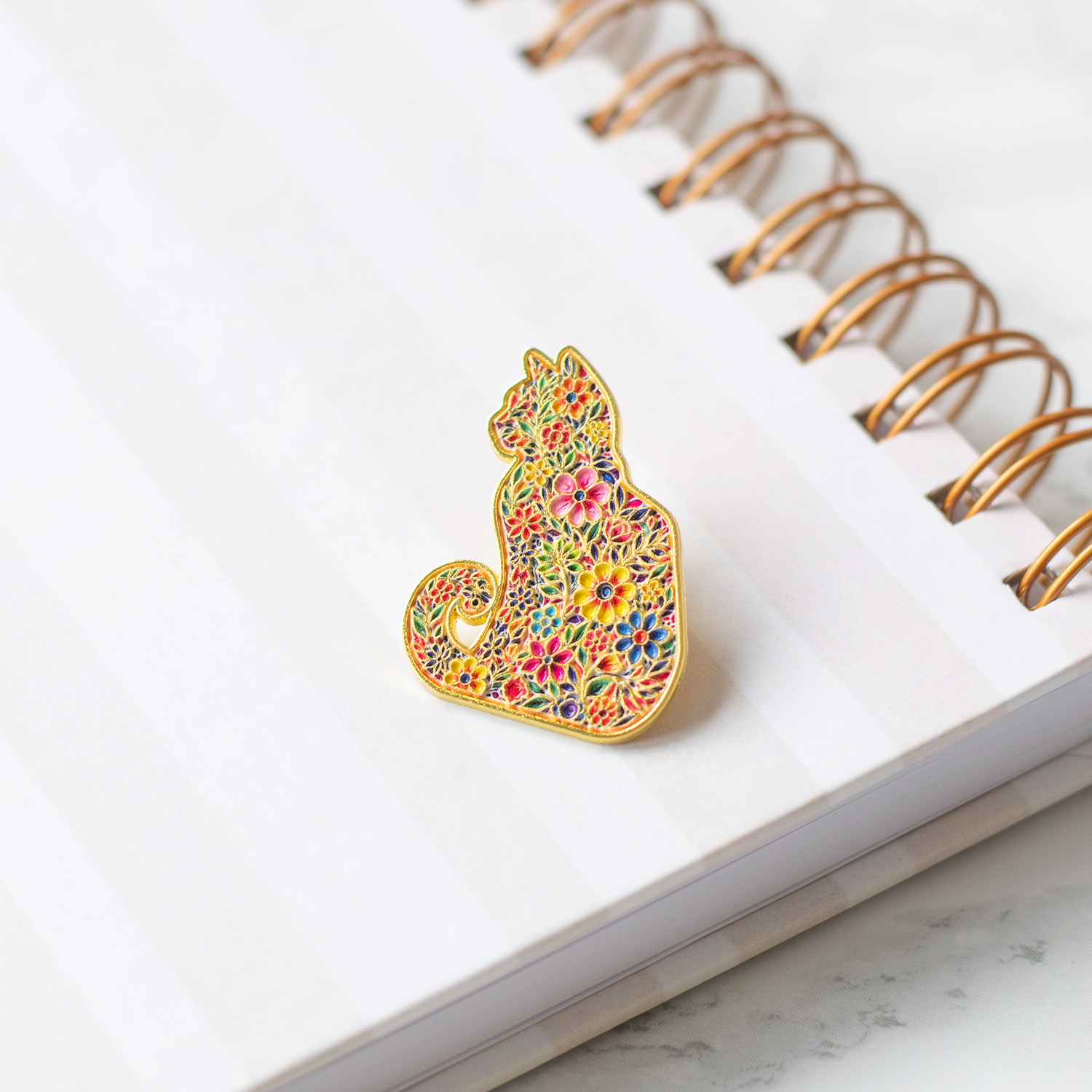 pin pripináčik mačka s kvetmi pin pripináčik mačka s kvetmi